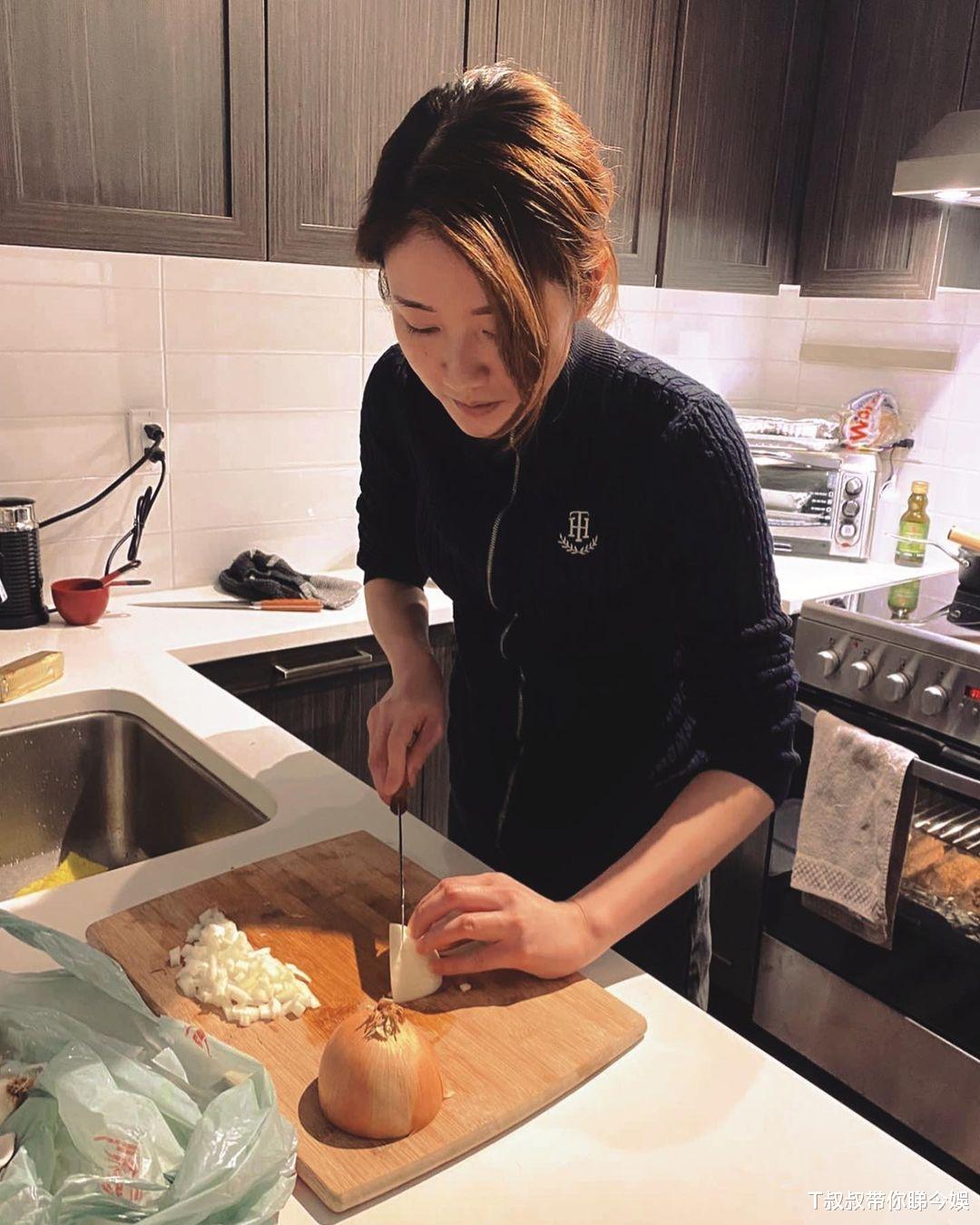 邓佩仪|邓佩仪返加国度白色新年　与哥哥玩雪过得惬意