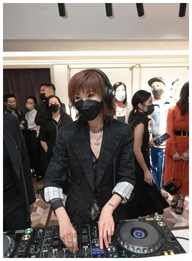 张曼玉|张曼玉独居暴瘦让人担忧？深扒顶级女星身家，才知什么叫把握人生