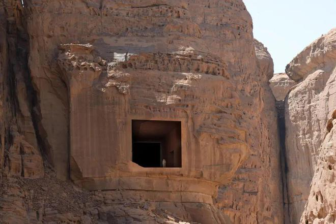 |花3亿在岩石中“凿”出一个酒店,表面很粗糙,内部却大有乾坤