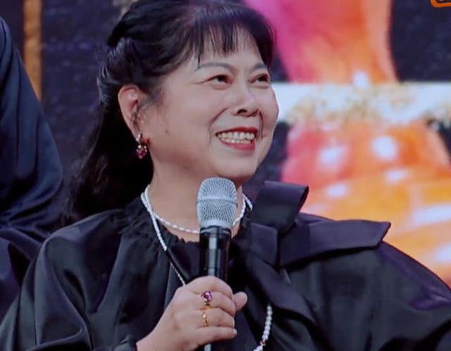 邓伦|维嘉妈妈周志东，忧心儿子的婚恋问题，更牵挂他的身体健康