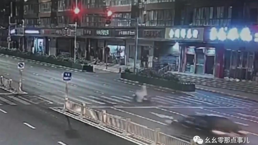开车闯红灯，骑电瓶车走机动车道！俩交规破坏者在北京街头相遇