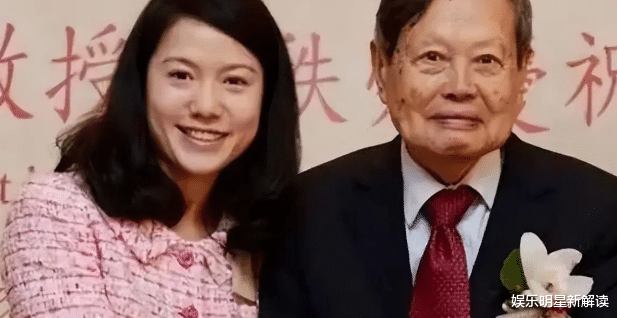杨振宁|100岁杨振宁摔倒后首露面!说话有气无力,对娇妻表白好甜蜜