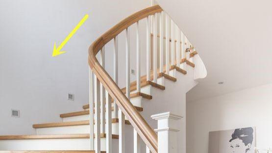 独门独户的复式楼，有钱谁不想买？楼梯一侧做半墙，上下更美观！