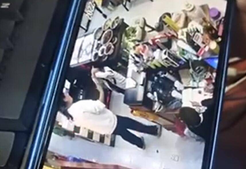 孩子学校打架,妈妈带其上门道歉反被打进医院,警方回应了