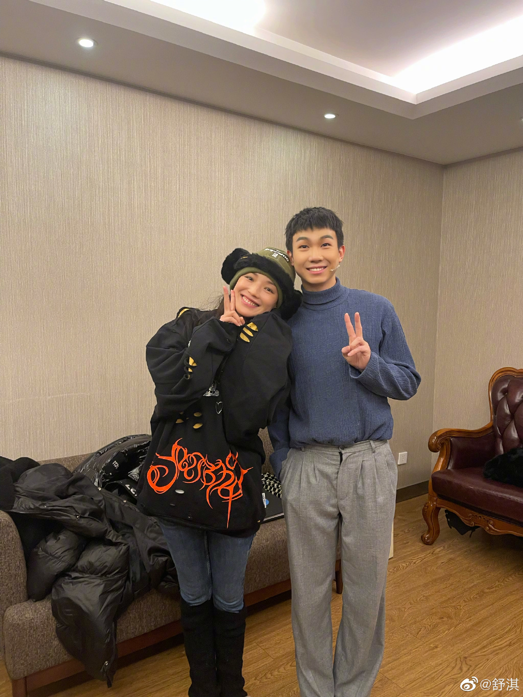 舒淇|刘烨儿女话剧演出,舒淇夸赞:两个孩儿都好棒!和诺一合影好温馨