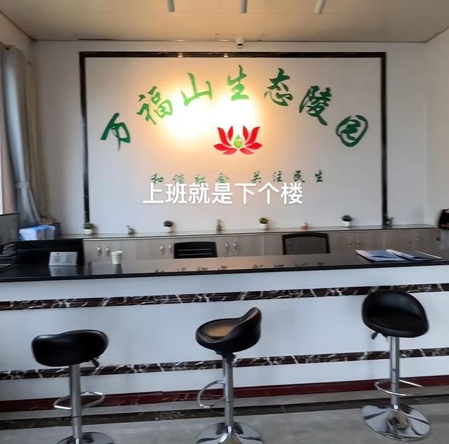 00后女孩晒守墓工作,福利待遇羡煞旁人,坦言提前过上养老生活