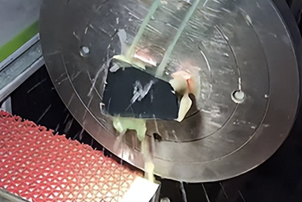 翡翠|大万买的翡翠原石切出墨翠,从原石到成品设计起货蜕变全过程