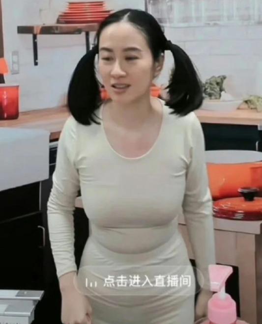 叶璇|放飞自我?叶璇扎俩小辫穿贴身保暖直播,网友:擦边、精神有问题