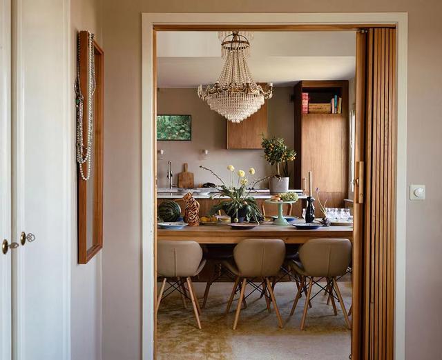 一家人居住的顶层复式住宅，水晶灯和温暖木色温馨复古，令人羡慕