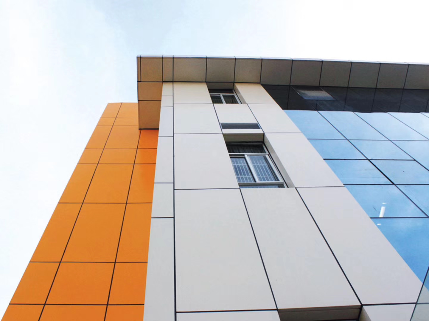 如何对铝单板幕墙进行清洁与维护？