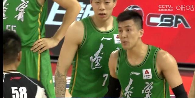 杨鸣|连着两个失误，吴昌泽篮下没卡住人，杨鸣发怒直接“动手打人”！