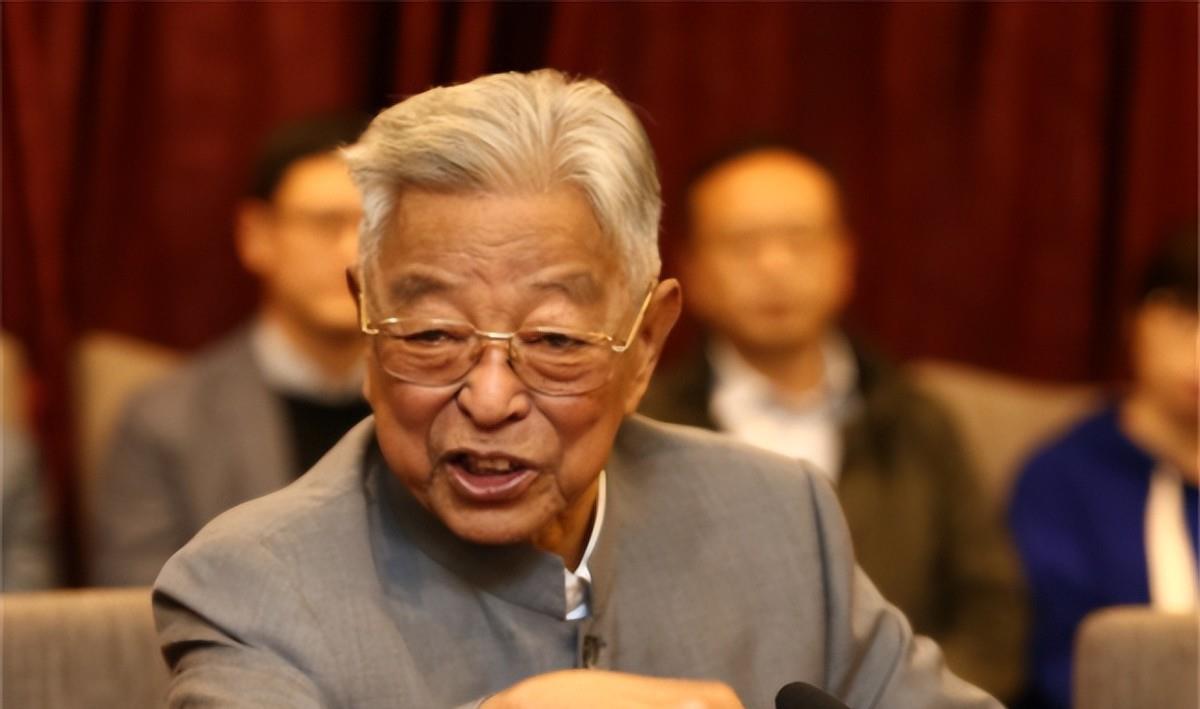 51岁的褚时健出任卷烟厂厂长,遭到团团伙伙的排挤,反击方式绝了