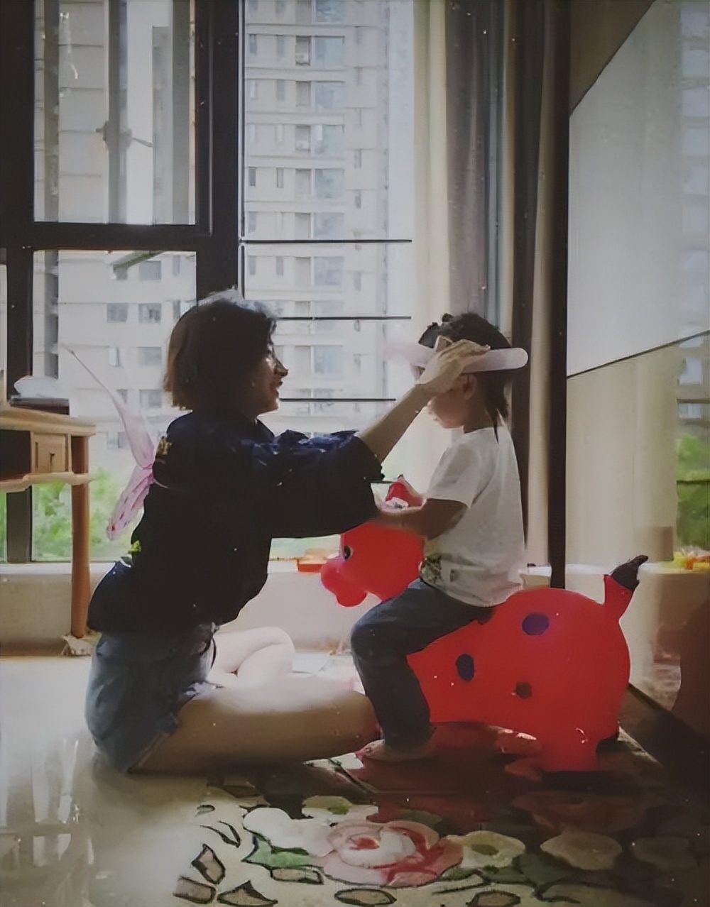 万茜|万茜一家三口罕同框！夫妻俩当街相拥满脸幸福，5岁女儿似小大人