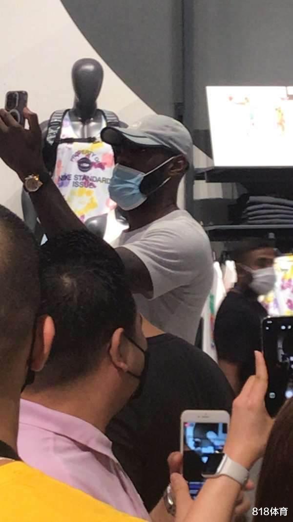 迪拜|有钱任性! 詹皇花裤衩小凉拖迪拜购物, 爱妻买买买他拎大包小包拍照