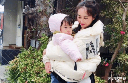 杜若溪|杜若溪三岁的女儿近照，小脸肉肉圆嘟嘟，模样酷似严屹宽