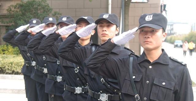 女业主拒交十元停车费,遭到保安辱骂后,竟直接对保安动手!