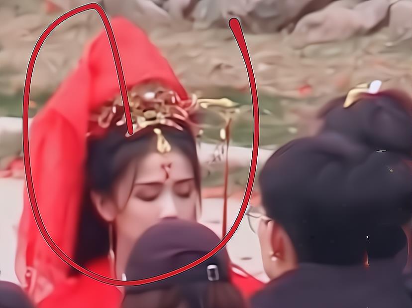 罗云熙|偶遇白鹿拍“结婚”路透：穿婚服忙补妆，和罗云熙抱一起腰伤复发