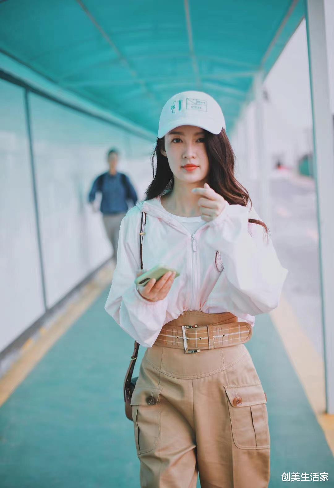 李沁|李沁穿白色短款外套配卡其色护腰工装裤，休闲惬意，清新时尚
