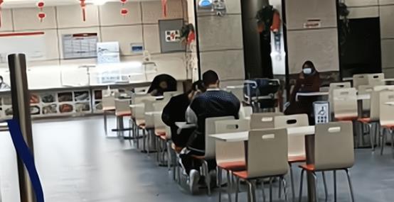男子让老乡坐顺风车,老乡却在服务区偷摸吃饭,男子:以后不带了