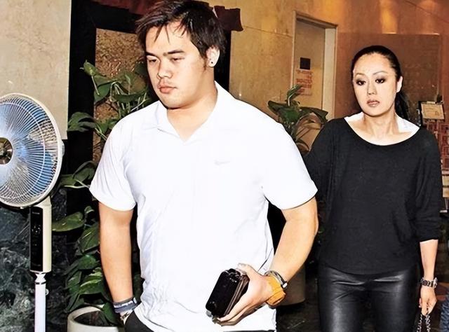 |59岁章小蕙长居上海，近照头发乌黑浓密显年轻