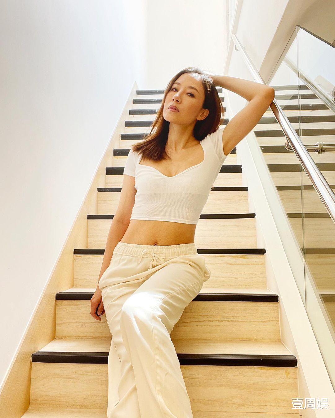 杨怡|杨怡一家四口过中秋，罗仲谦追着女儿拍照，9个月儿子背在身上!