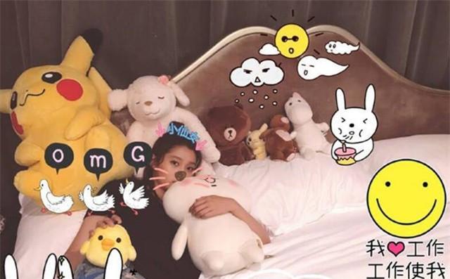 关晓彤晒出自己的家，全屋家具装修都是红木，一看家庭条件就不差