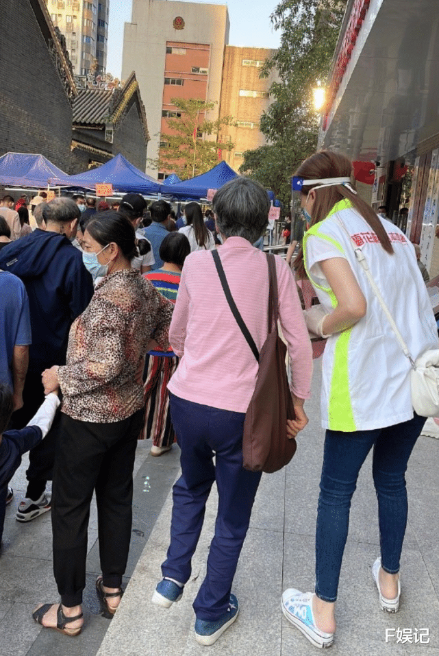 李亚鹏|除了麦长青TVB女艺人张文慈也在广州当防疫志愿者