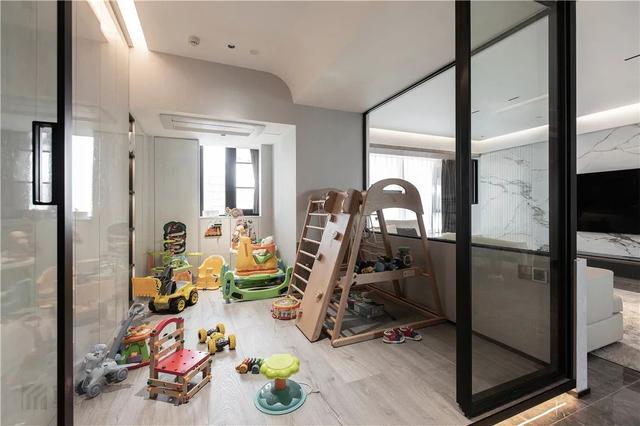 177㎡现代艺术宅,玻璃隔墙通透大气,电视墙的隐形门也很高级