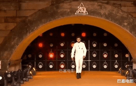 陈志朋|有一种做作叫明星走秀，千奇百怪、扭捏好笑，蔡少芬陈志朋在干嘛