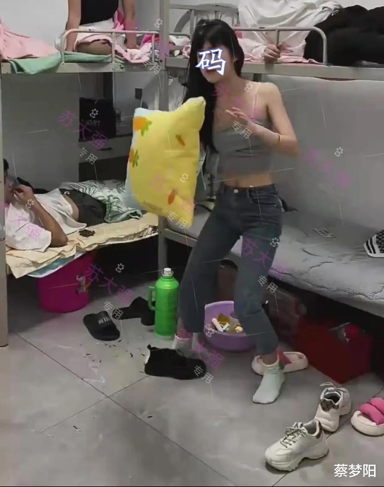 公司休息室男女混住“同居”,女同事拿被当帘
