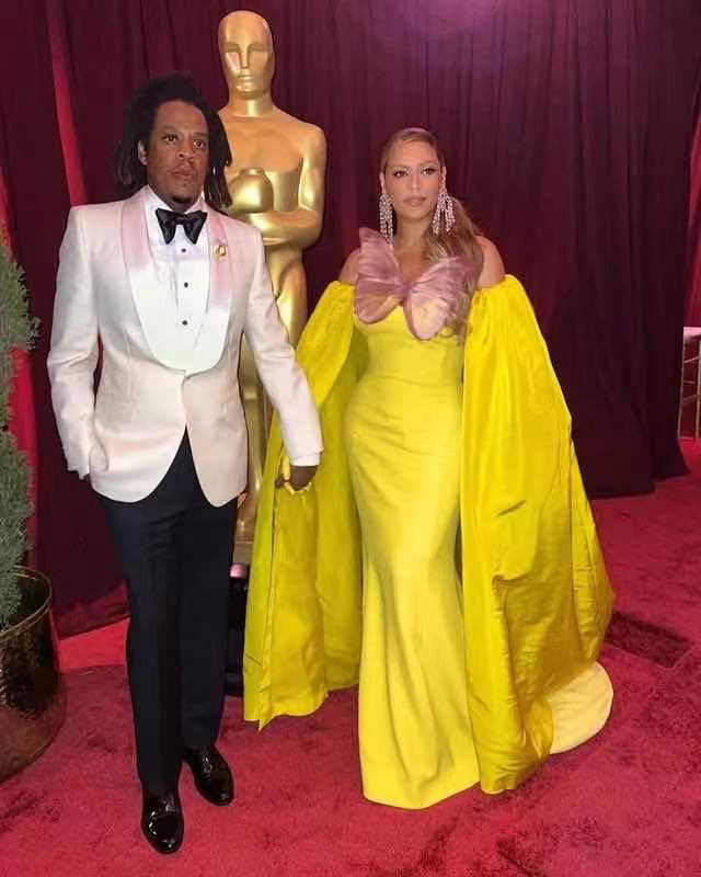 碧昂丝|40岁的碧昂丝还是这么火辣!穿嫩黄裙和老公闪耀晚宴,霸气如女王