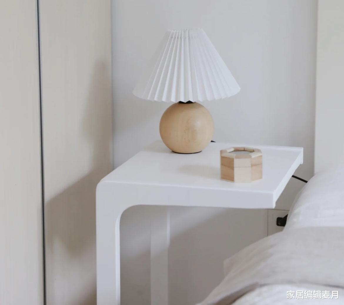 断舍离了传统床头柜后,我发现了这9种更实用的做法,省地又美观