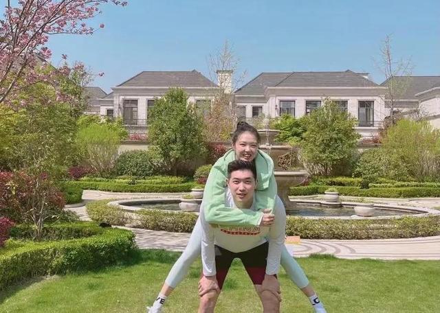 季后赛|女排2大美女隔空比美！惠若琪抱娃赏花，张常宁骑老公背上秀恩爱