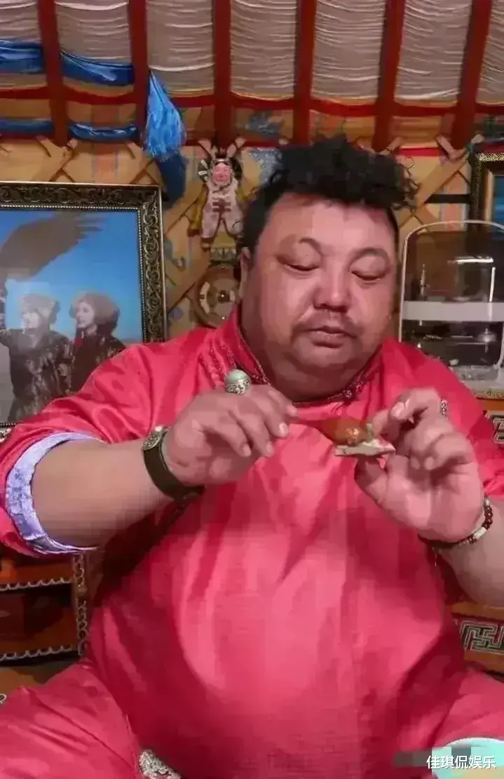 网红恩克吃羊尾油拍摄视频过程中,突然感觉头晕目眩,直接躺倒在床上