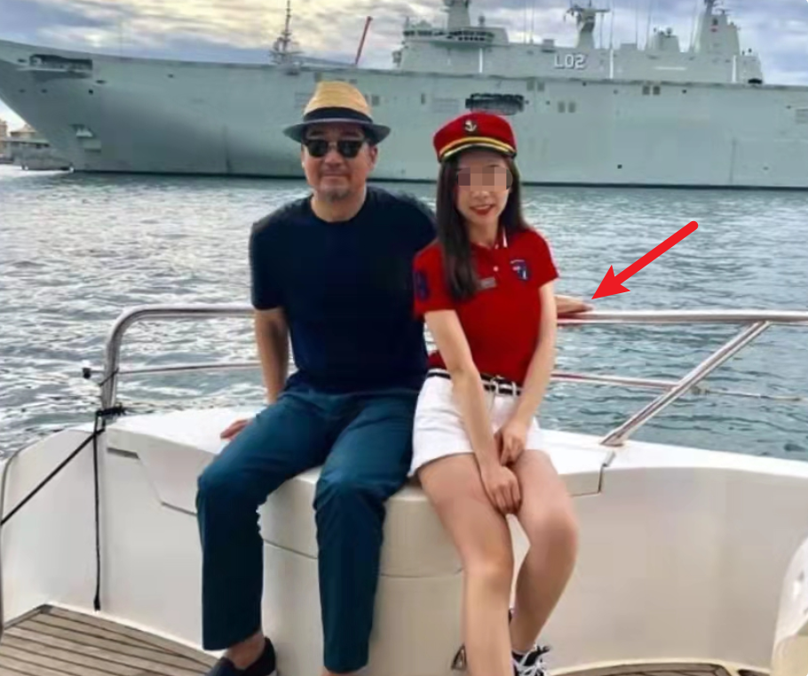张国立|67岁张国立移民国外?坐游艇吃大餐,与制服美女亲密合影惹争议