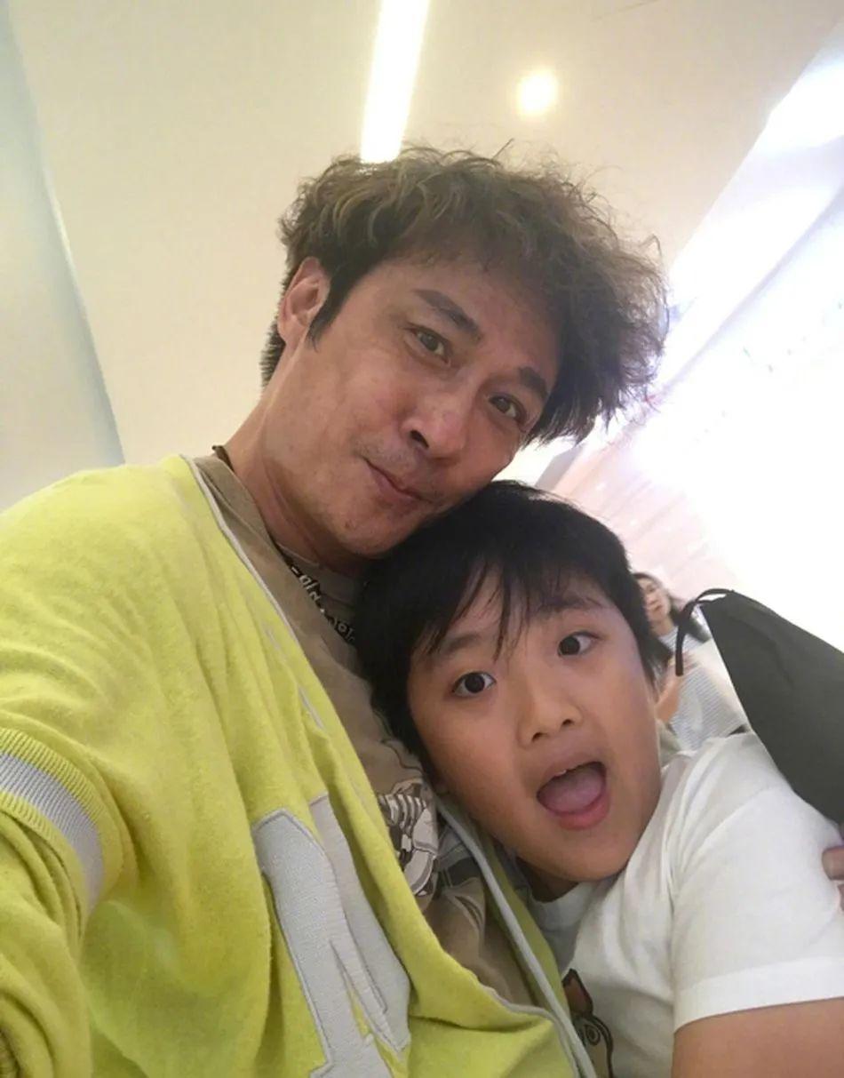 费曼|吴镇宇儿子自曝得病:毁掉一个孩子,逼他外向就够了