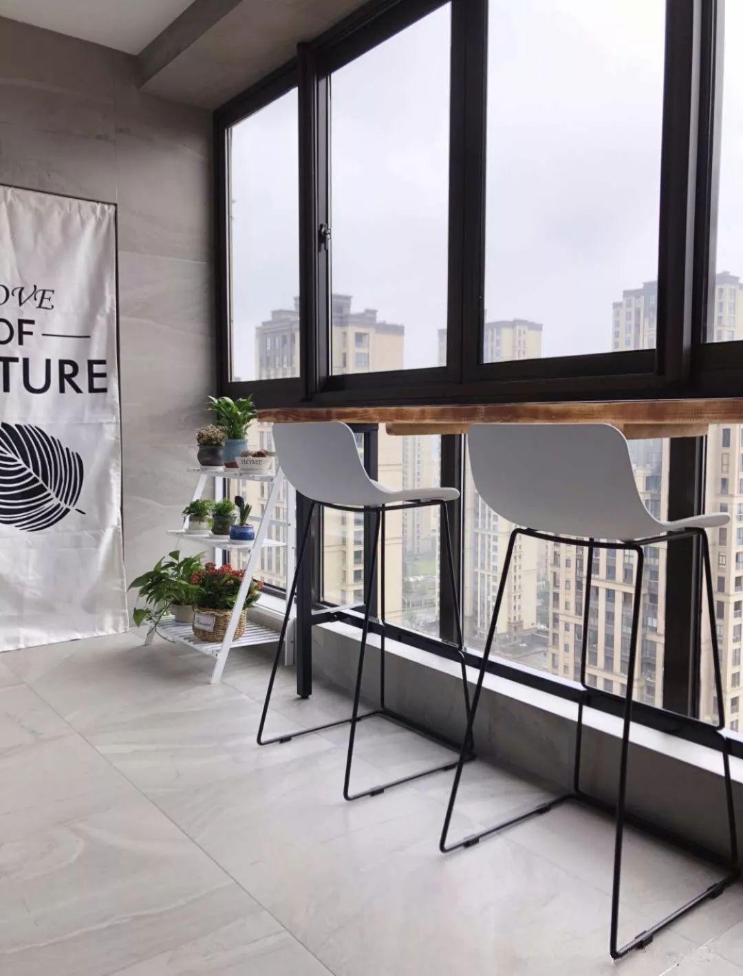 阳台靠窗装个小吧台，喝茶观景，真是不要太惬意！