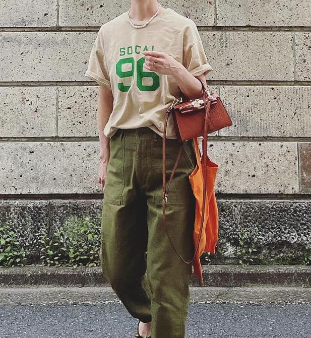 穿衣搭配 女人到了50岁别急着认老，从穿搭、发型两个方面入手，很显年轻