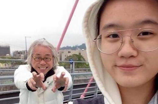 赵赫|两人因“爷孙恋”走红，如今8年过去了，少女已失去纯真的笑容