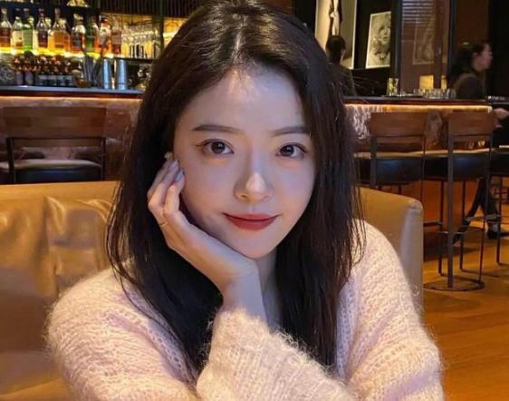 王文也|华谊千金王文也素颜直播，暴露单眼皮和厚嘴唇，曾多次被嘲颜值低