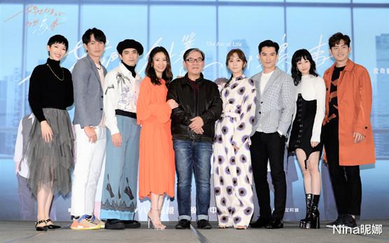 林心如|林心如包场为女庆生太隆重！穿露肩毛衣成主角，老戏骨还是少女身材