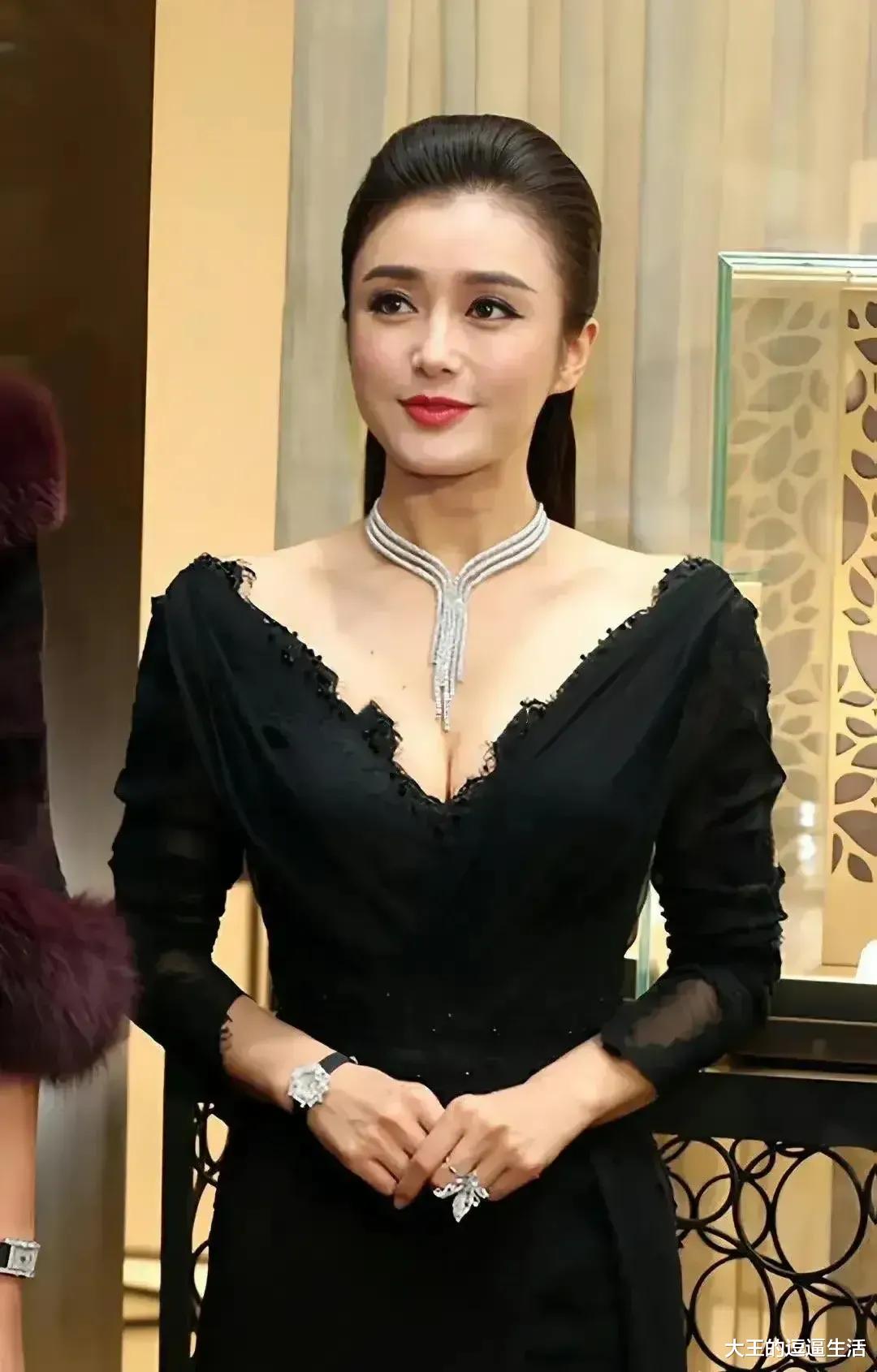 秦岚|43岁秦岚穿黑色蕾丝裙大秀身材,大背头造型却出现男相,失了温婉