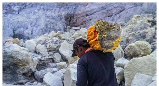 火山喷发形成大量“黄金”，150名矿工不要命的搬运