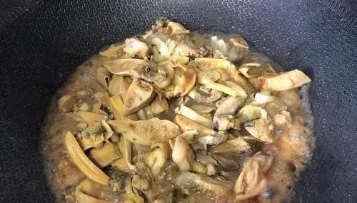 |河蚌也算河鲜？湖南钓鱼人河边捡了几十斤，网友：送我也不吃