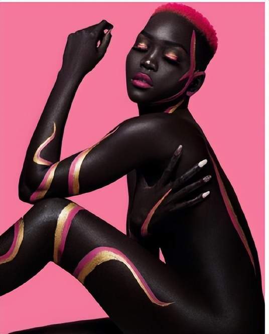 世界最黑女模特:从难民营走上T型台,连黑人都嘲笑她的肤色