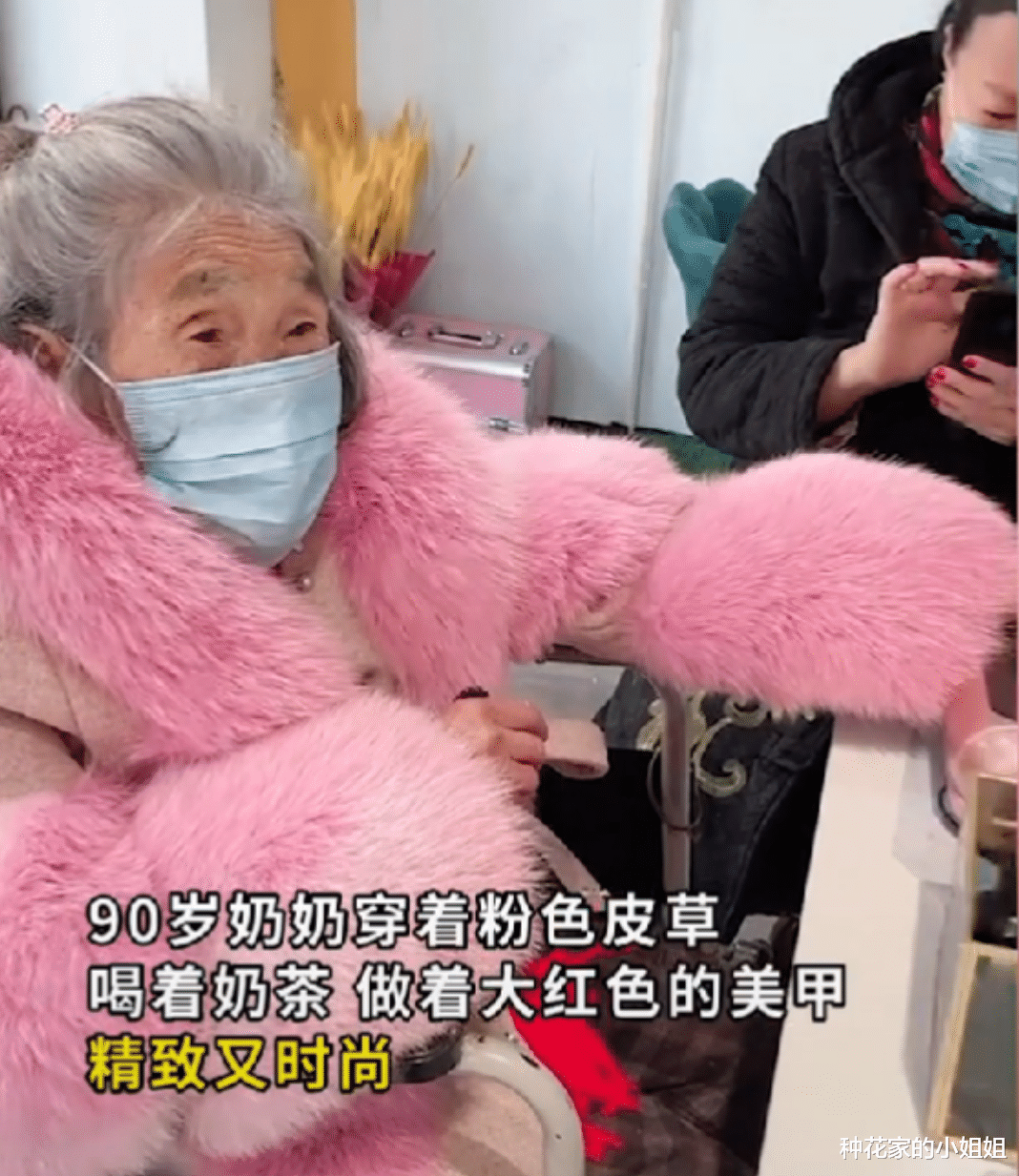美甲 90岁奶奶穿“红色皮草”做美甲,网友表示太折腾了