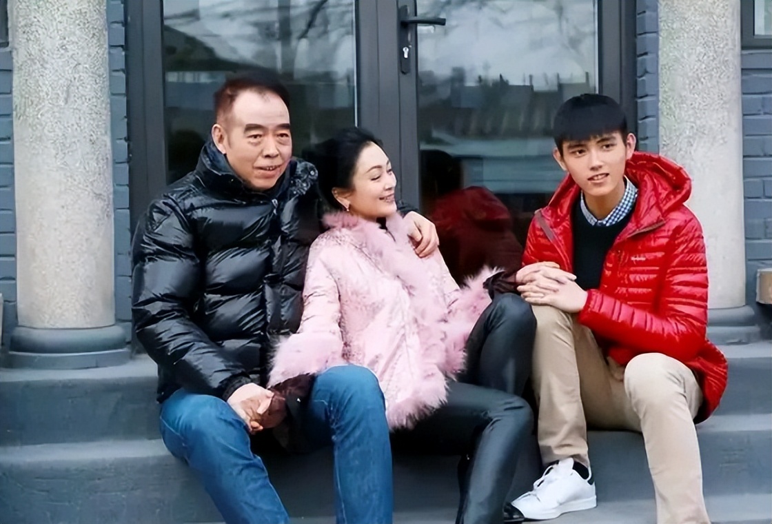 杰西卡·查斯坦|陈凯歌携陈红聚会，步伐蹒跚身体引担忧，儿子陈飞宇表情显不耐烦