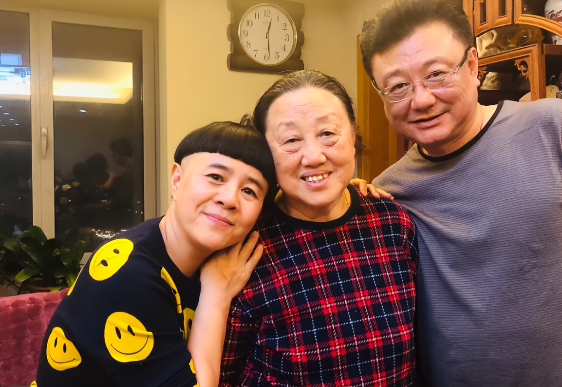 玫瑰|金龟子晒照为老公庆生！互叫爱称表白好甜蜜，王宁捧玫瑰亲吻女方