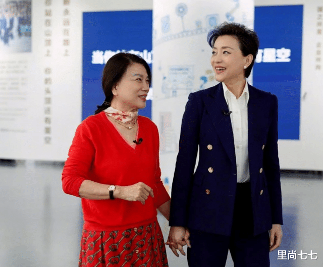 董明珠|杨澜太别扭!采访董明珠穿得比她霸气,董明珠朴实打扮反像她助理