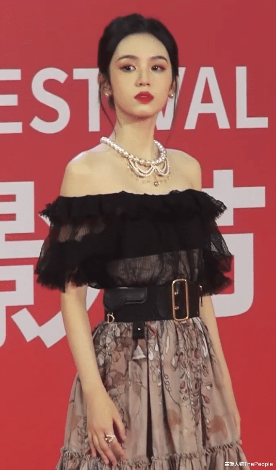 洪欣|又见红毯!袁姗姗现“发光眼屎”,富大龙罕露面,洪欣夫妇秀恩爱!